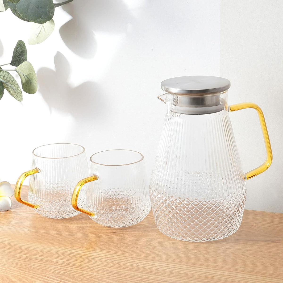 Kuber Industries Borosilicate Glass Jug Set with 2 Cups | Glass Jug with Stainless Steel Lid - 1500ml | Glass Cup - 400ml Each | Designer Jugs for Water, Juice, Beverages | Housewarming Gift Pack